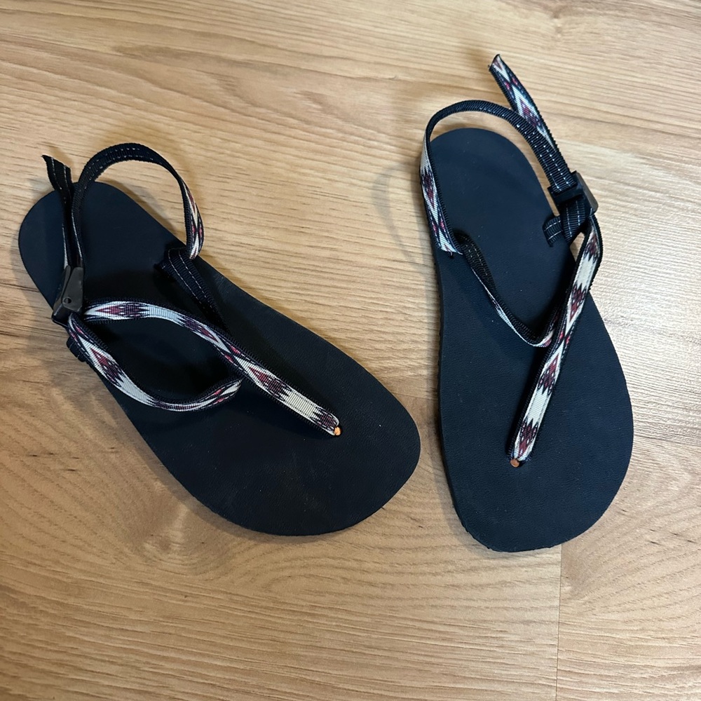 Earth Runners elemental walkbase in Tribal Women’s size 9 Men’s 7